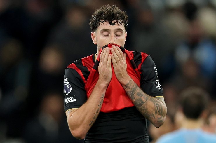 Marcos Senesi mentre si rammarica per un gol appena incassato