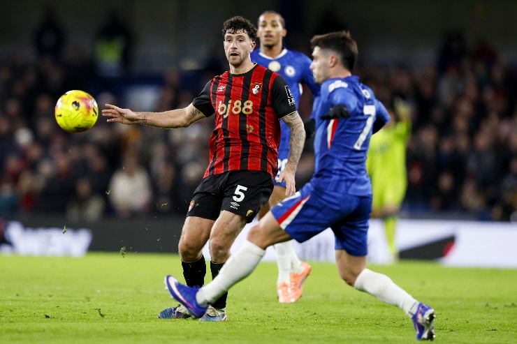 Il giocatore del Bournemounth Senesi mentre tenta una giocata