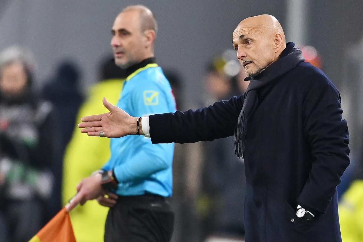 Il tecnico Luciano Spalletti mentre spiega ai suoi giocatori cosa fare