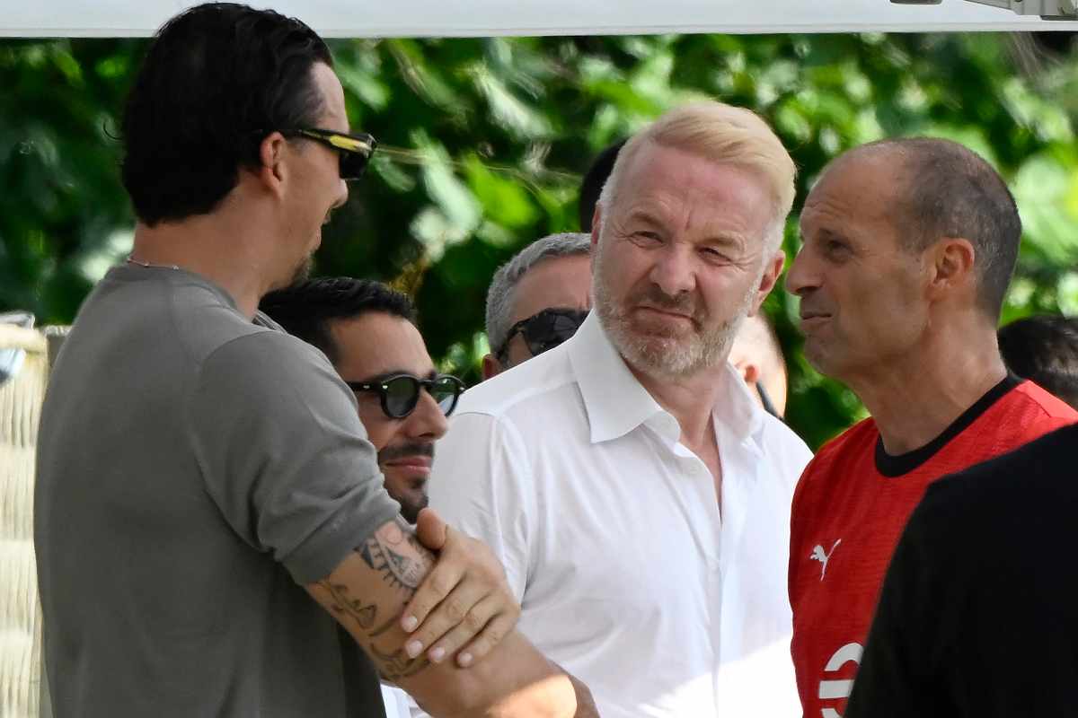 Il Milan al completo durante una riunione di mercato a Milanello