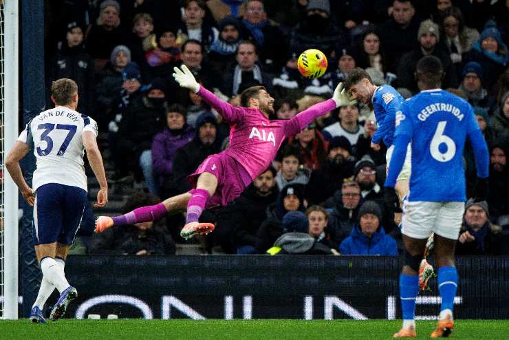 Il portiere del Tottenham mentre compie una grande parata