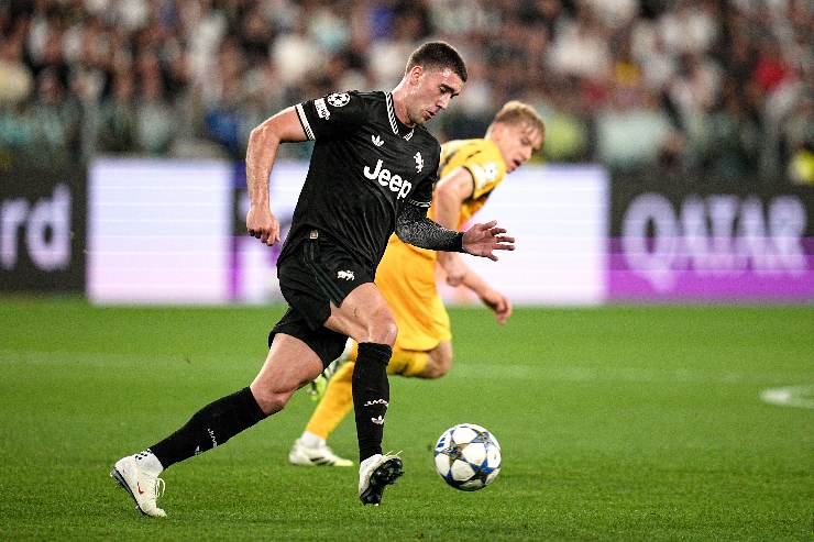 Dusan Vlahovic mentre segna in Champions League