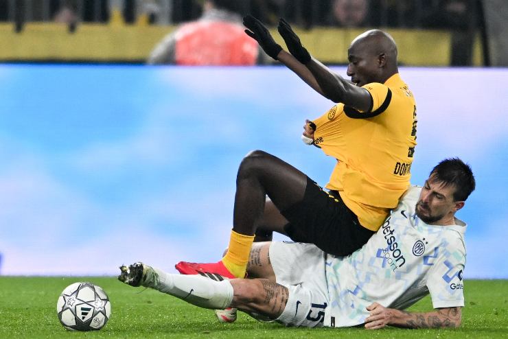 Francesco Acerbi mentre contrasta un attaccante e ha la meglio