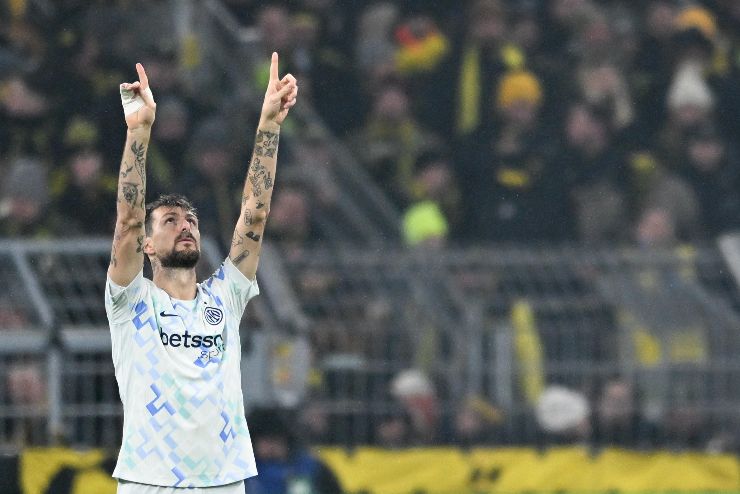 Francesco Acerbi mentre esulta dopo un gol