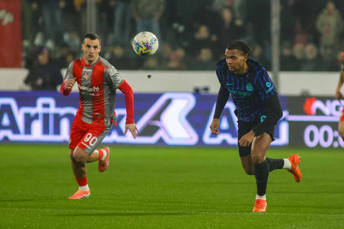 Il difensore dell'Inter Akanji mentre salta un avversario della Cremonese