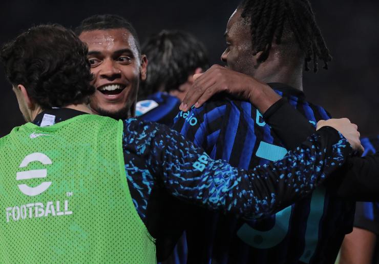 Il centrale dell'Inter Akanji dopo la realizzazione di un gol