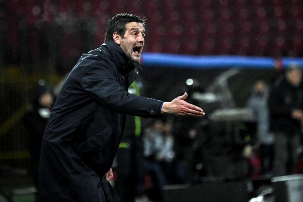 Christian Chivu mentre sprona i suoi giocatori