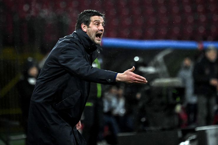 Il tecnico dell'Inter Chivu sprona i suoi giocatori