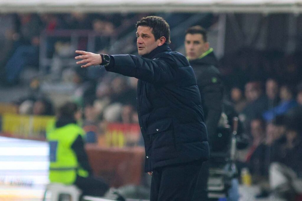 Chivu mentre dà ordini ai giocatori dell'Inter durante la gara con la Cremonese