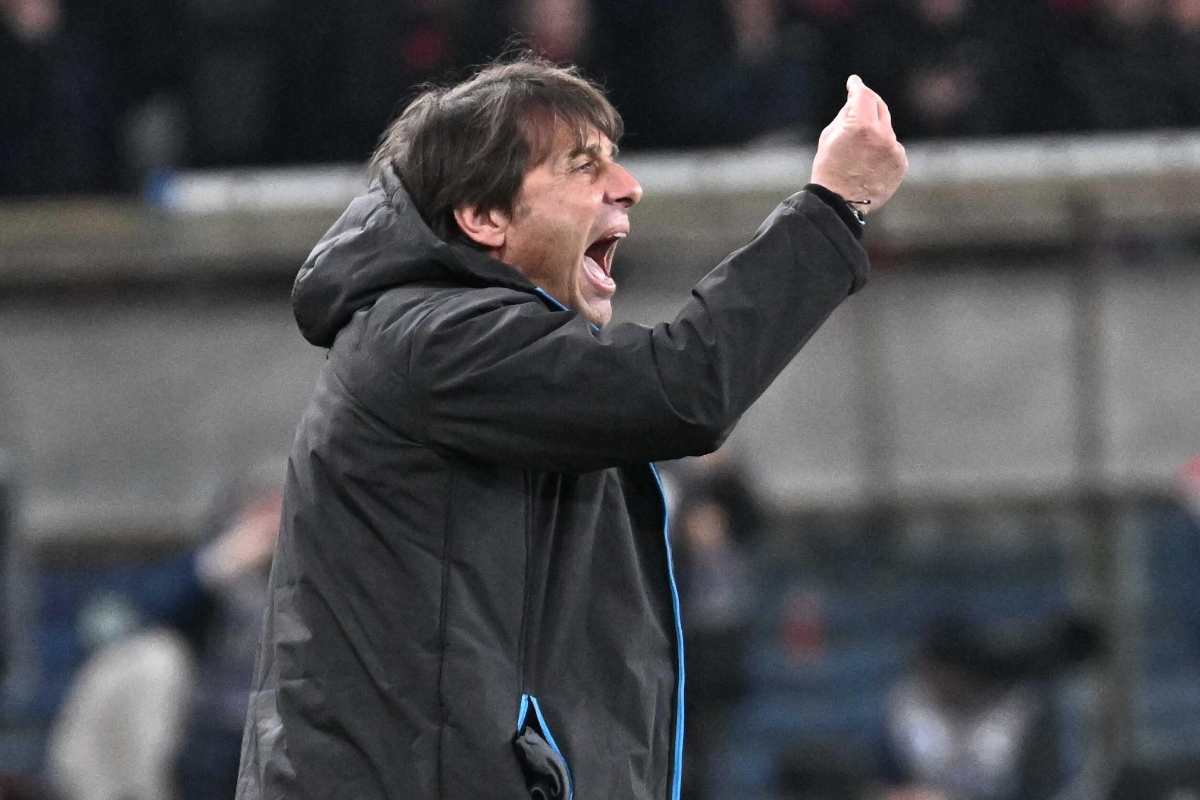 Antonio Conte mentre protesta con un arbitro