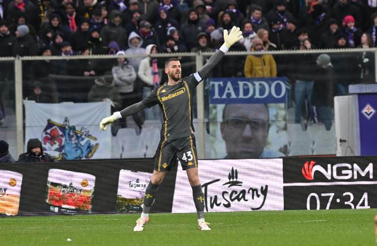 David De Gea durante una gara di serie A mentre richiama all'attenzione i suoi compagni