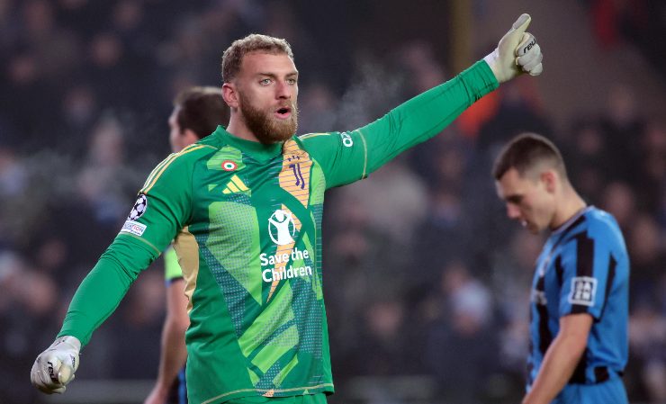 Il portiere della Juve Di Gregorio mentre dà indicazioni ai compagni