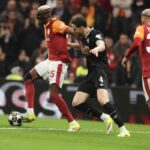 Il difensore della Juve Gatti alle prese con Osimhen