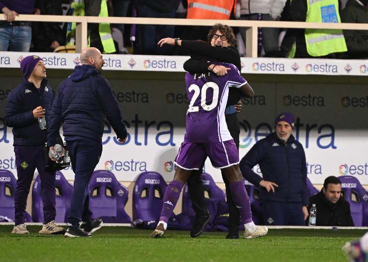 Kean ha appena segnato la rete del 2-1 al Torino e abbraccia Vanoli