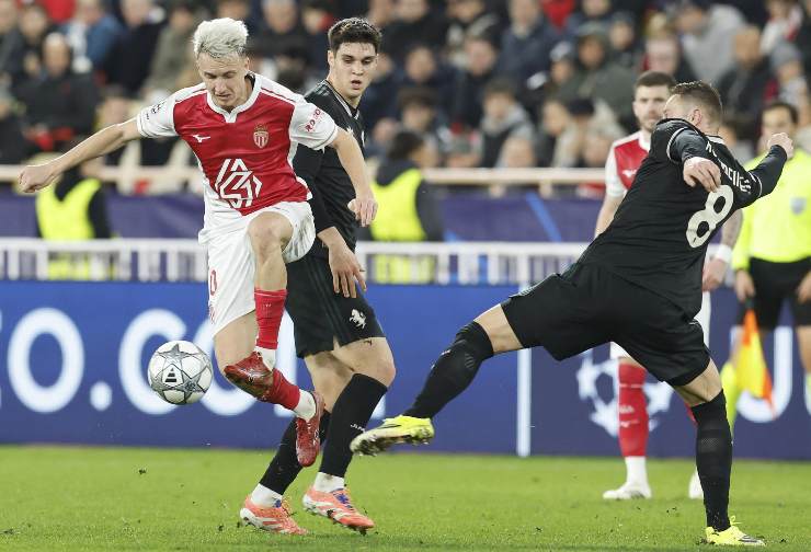 Koopmeiners mentre cerca di contrastare un giocatore del Monaco