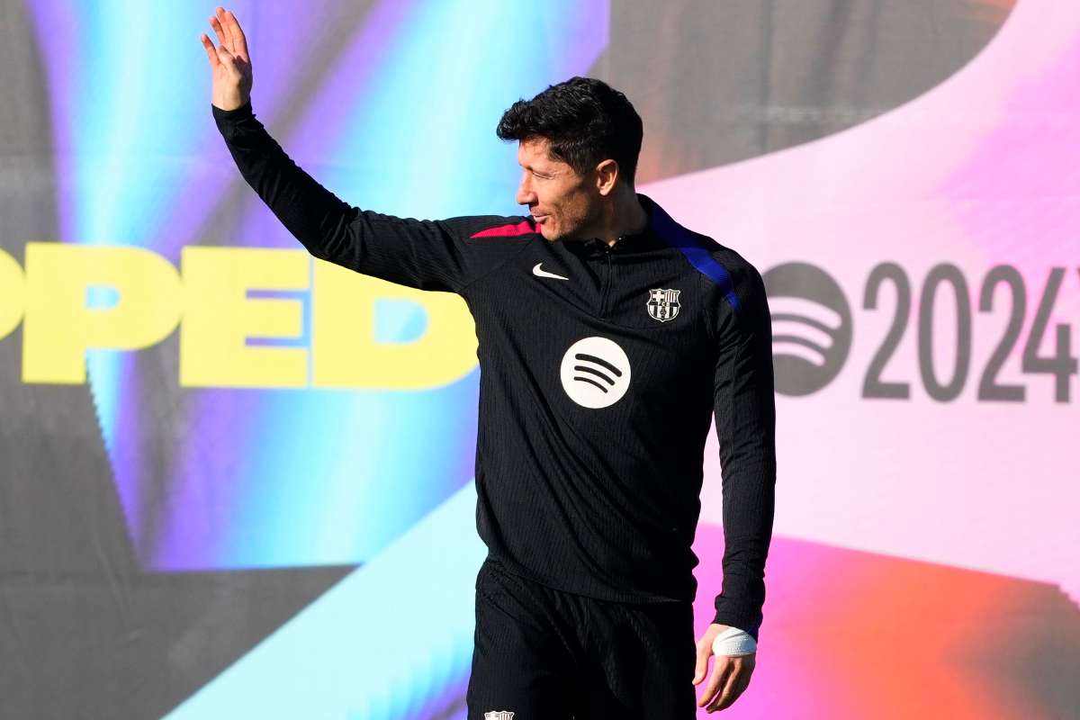 L'attaccante polacco Leandowski mentre saluta il suo pubblico a Barcellona