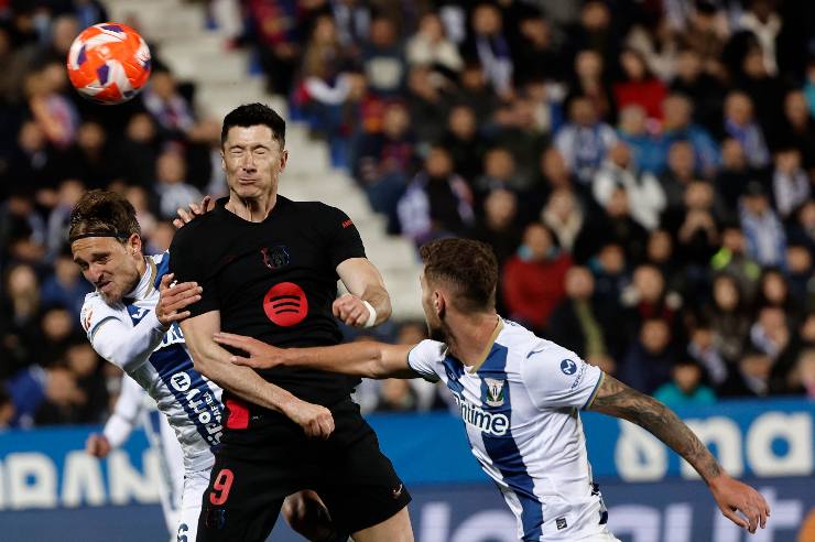 Lewandowski mentre cerca di segnare una rete di testa