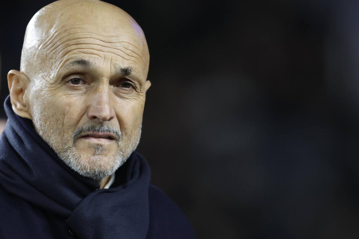 Luciano Spalletti mentre guarda sconsolato la sua squadra in Champions