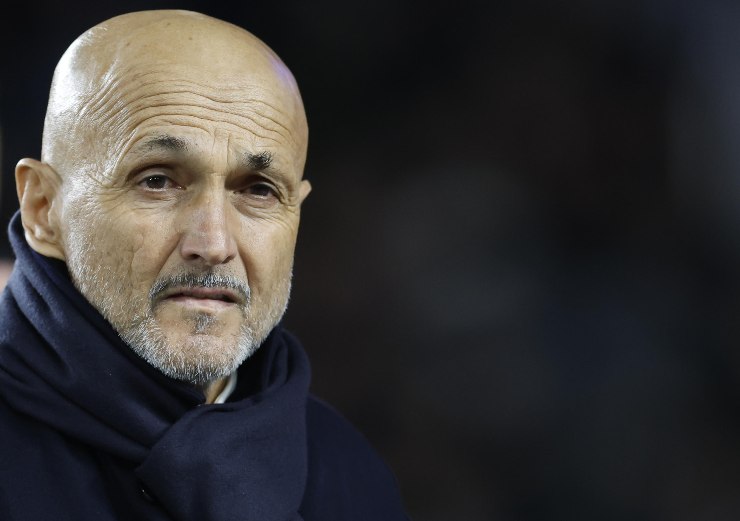 Luciano Spalletti mentre riflette sul da farsi