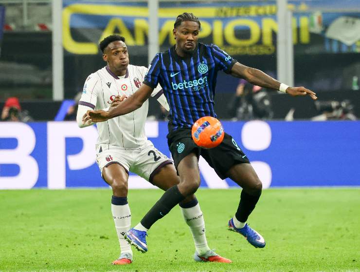 Lucumì mentre cerca di contrastare Thuram