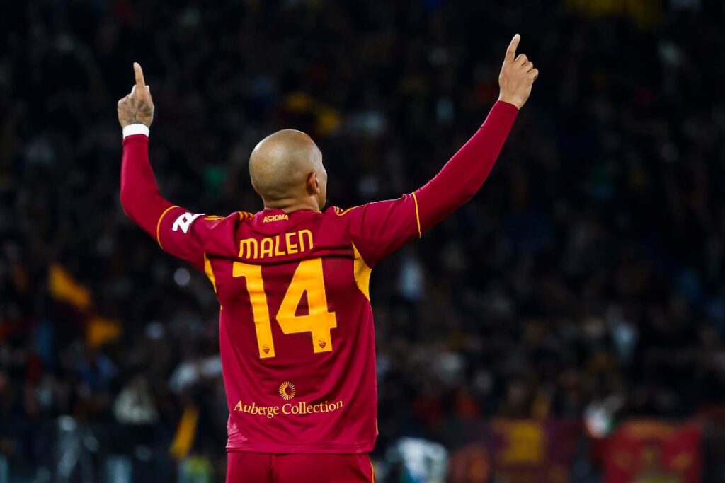 L'attaccante della Roma Malen dopo aver segnato un gol