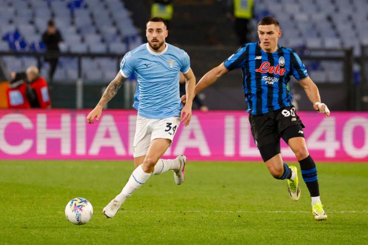 Mario Gila in azione con la Lazio durante la gara con l'Atalanta in campionato