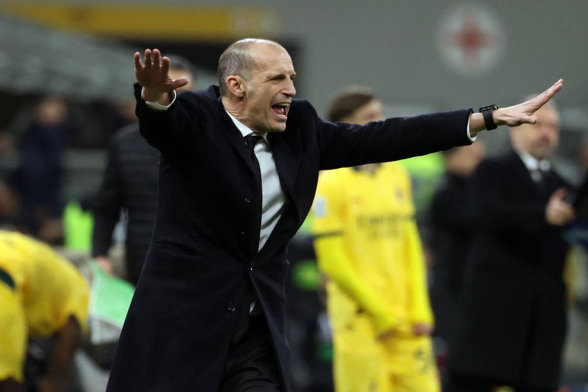 Il tecnico del Milan Alleggri mentre dà disposizioni alla sua squadra