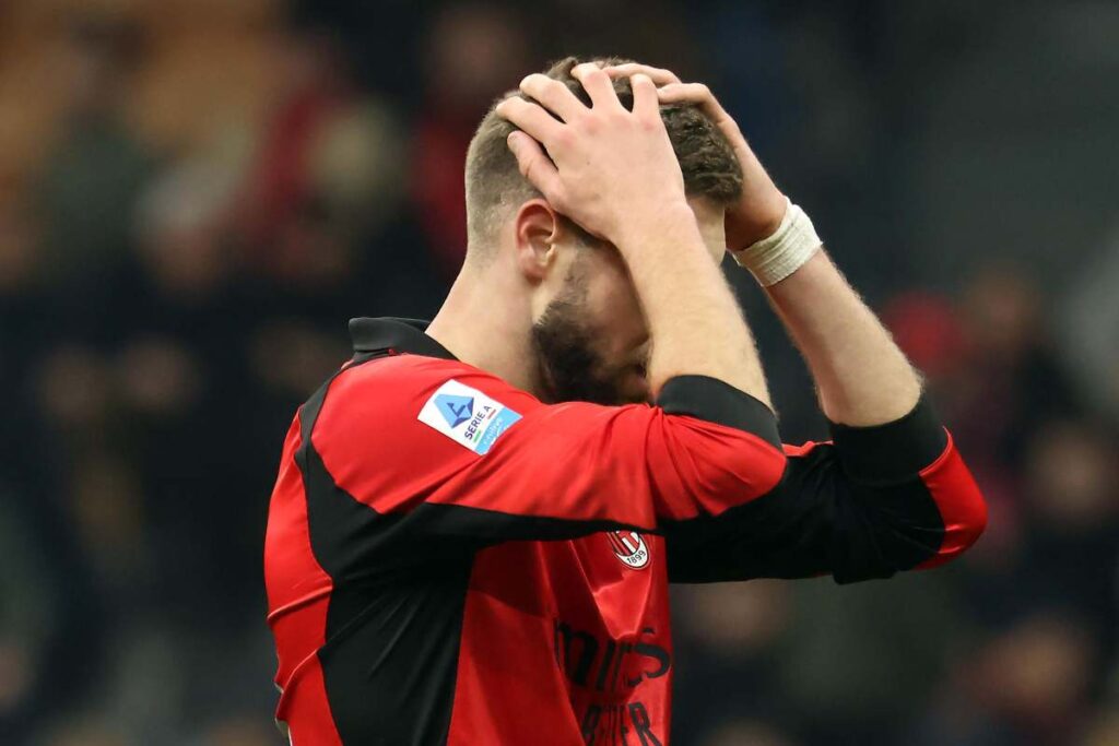 La disperazione dell'attaccante del Milan Fullkrug dopo la sconfitta col Parma