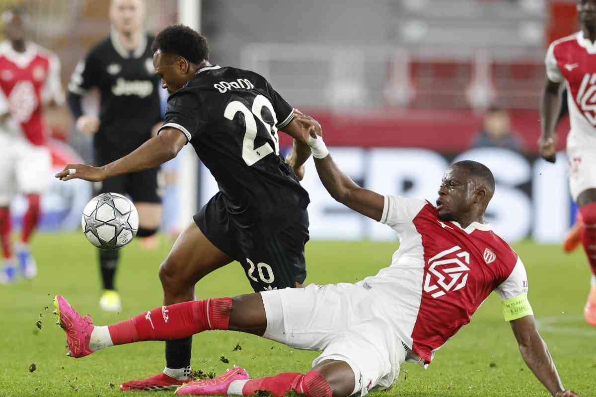 L'attaccante della Juve Openda in azione a Monaco