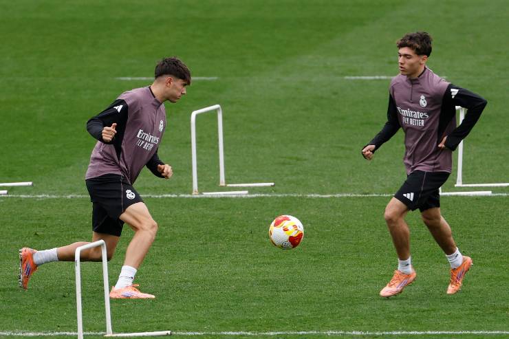 Il giovane difensore del Real Madrid Valdepenas mentre si allena con i grandi