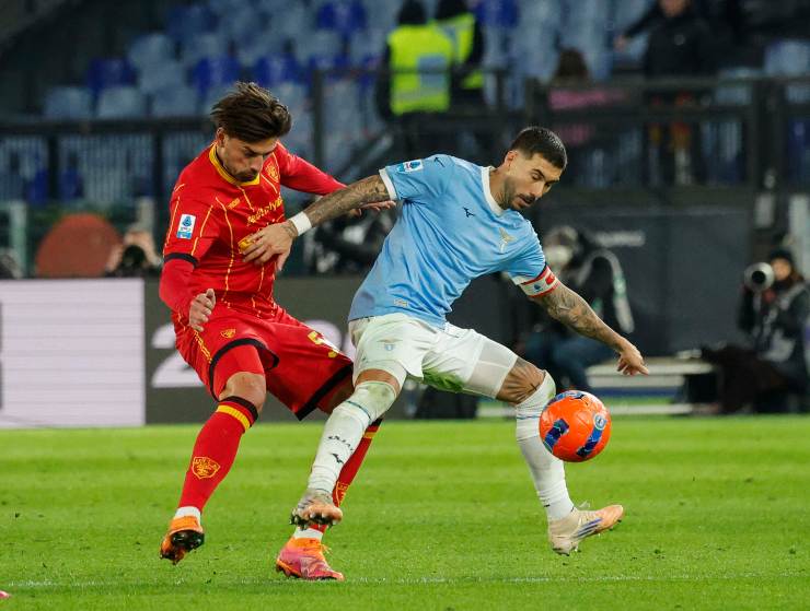 Zaccagbi mentre viene contrastato da Pierotti del Lecce