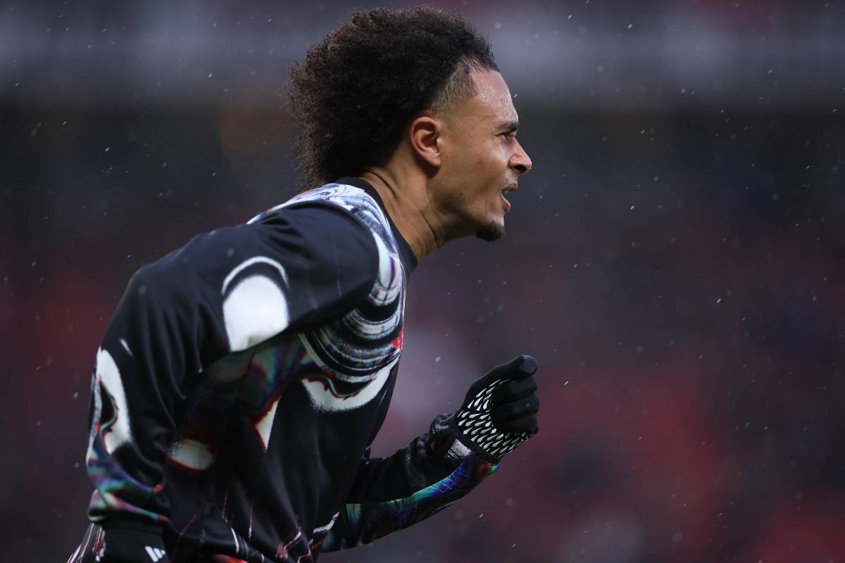 L'attaccante del Manchester United Zirkzee mentre prova a segnare