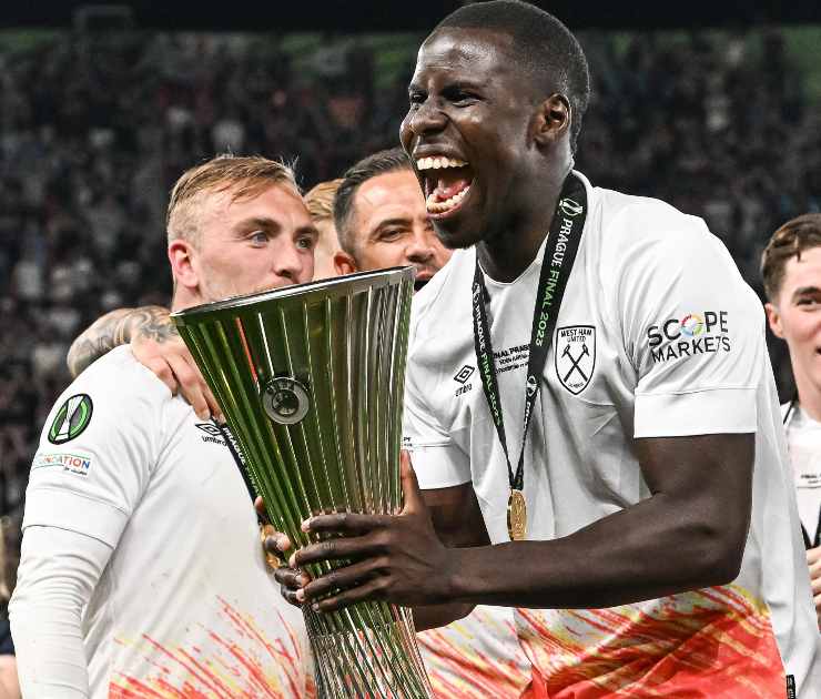 Zouma mentre festeggia il trofeo della Conference League vinta col West Ham