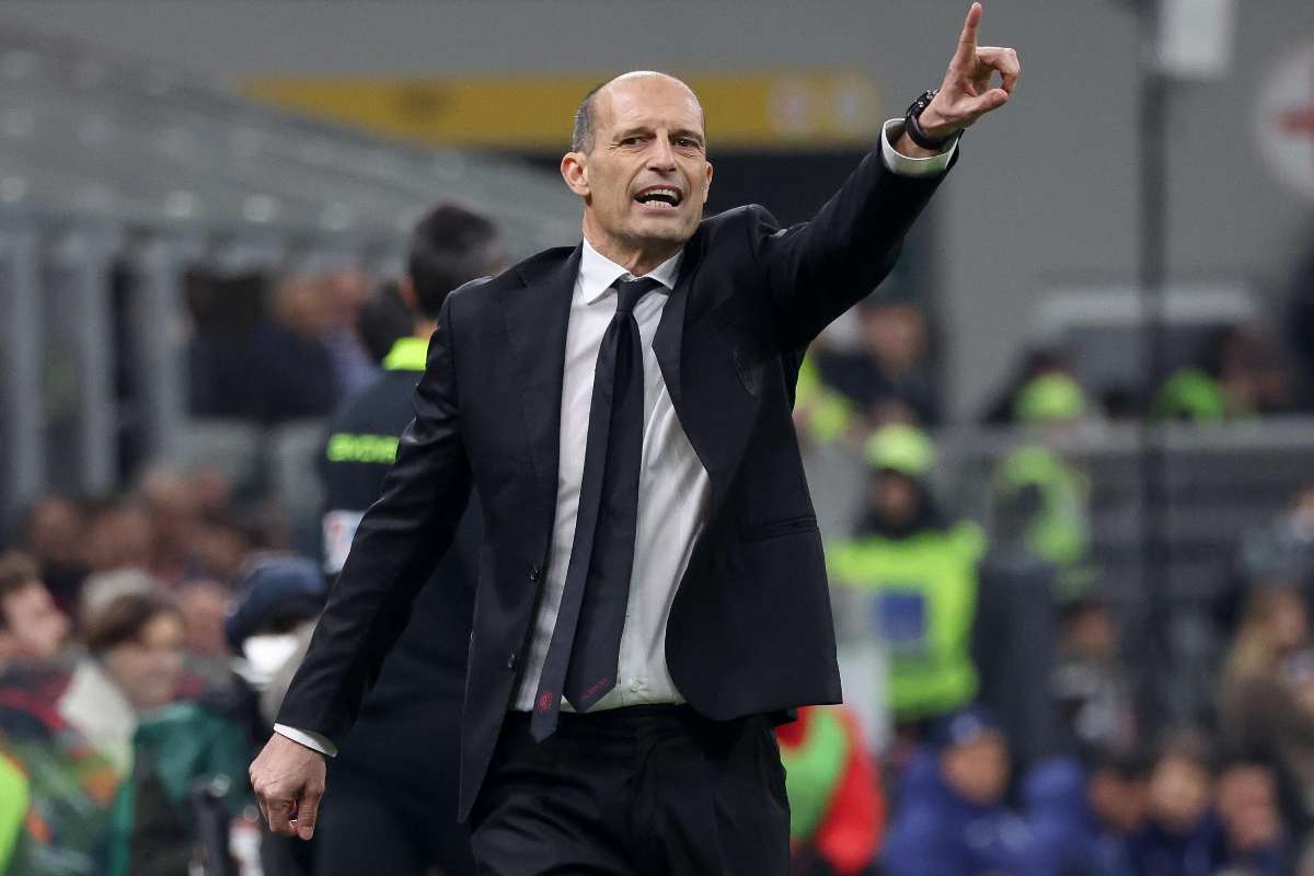 Massimiliano Allegri mentre dà indicazioni durante il derby