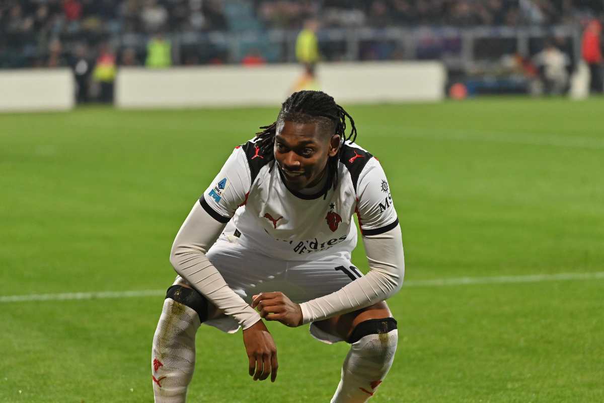 Rafa Leao mentre esulta dopo un gol