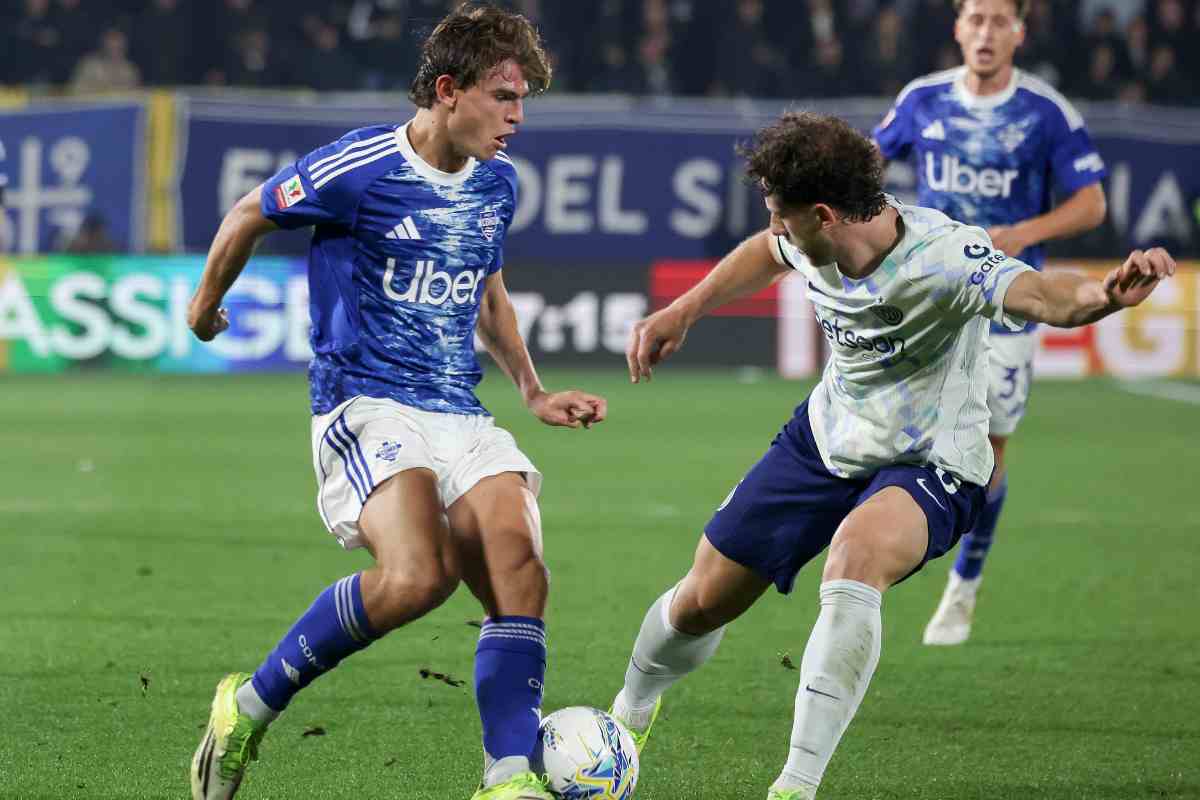 Nico Paz mentre tenta un dribbling