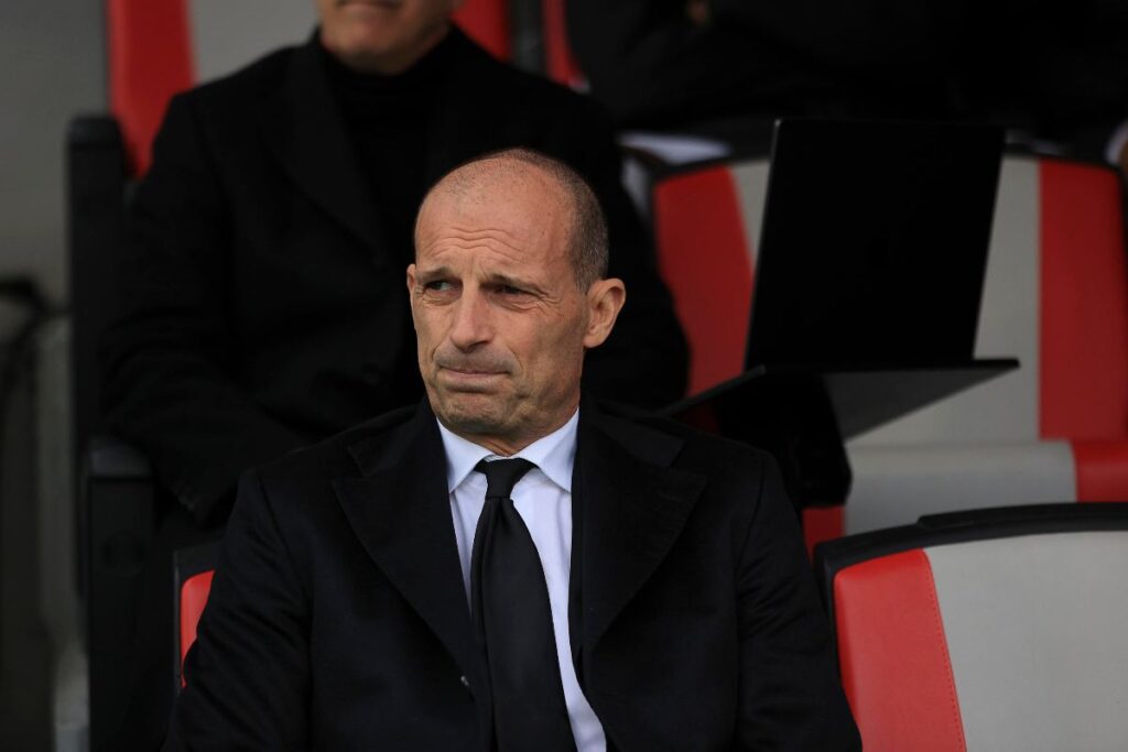 Massimiliano Allegri pensa prima che inizi la gara tra Milan e Cremonese