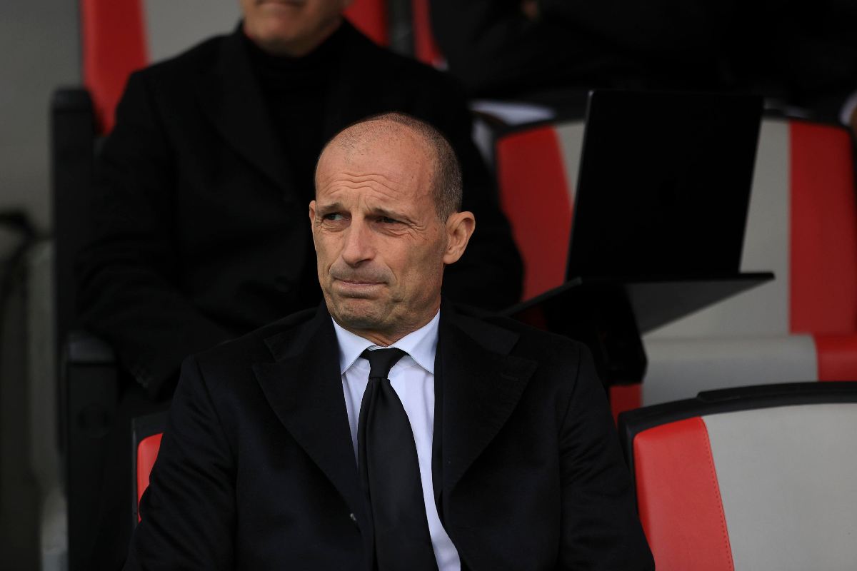 Massimiliano Allegri pensa prima che inizi la gara tra Milan e Cremonese