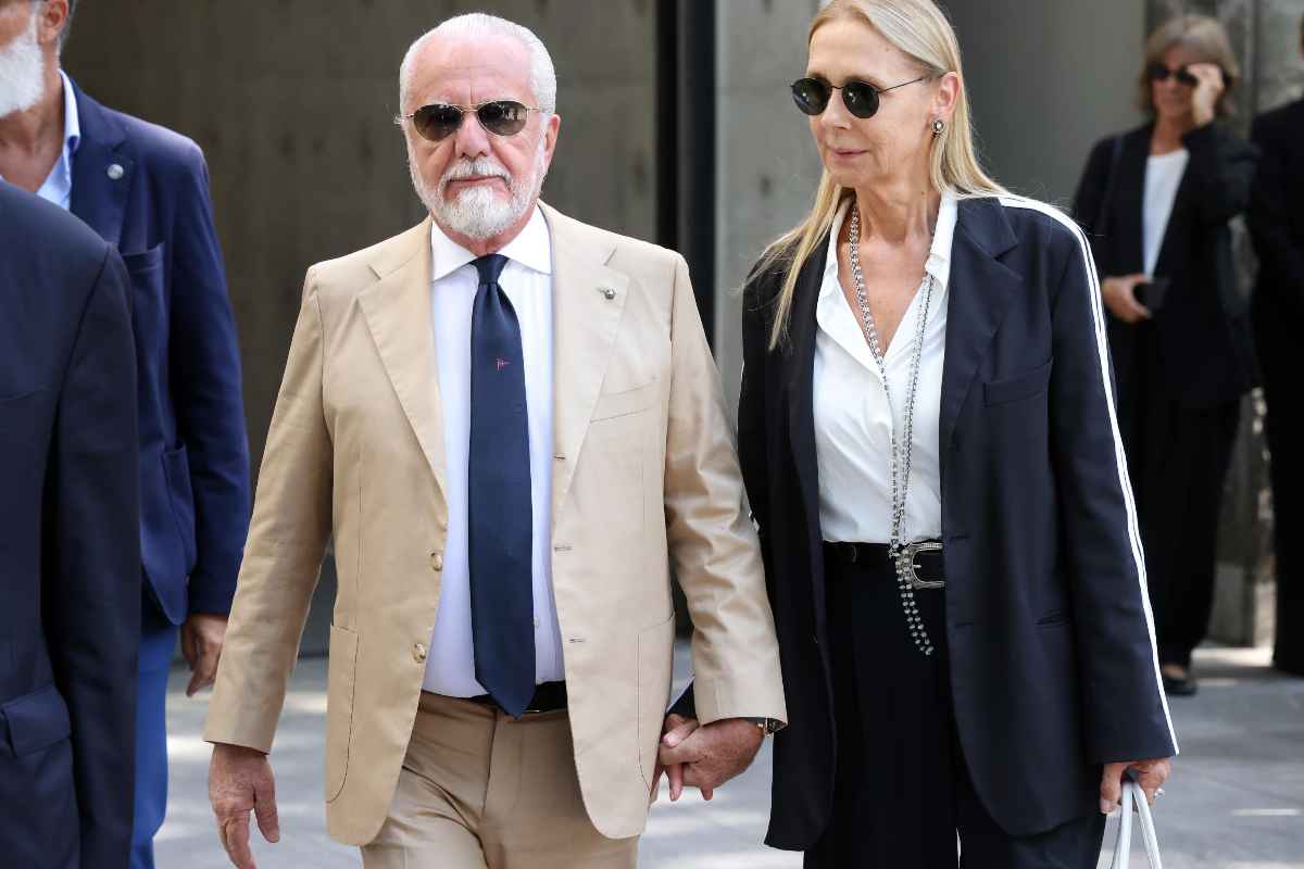 Il presidente del Napoli De Laurentiis con la moglie fuori il Maradona
