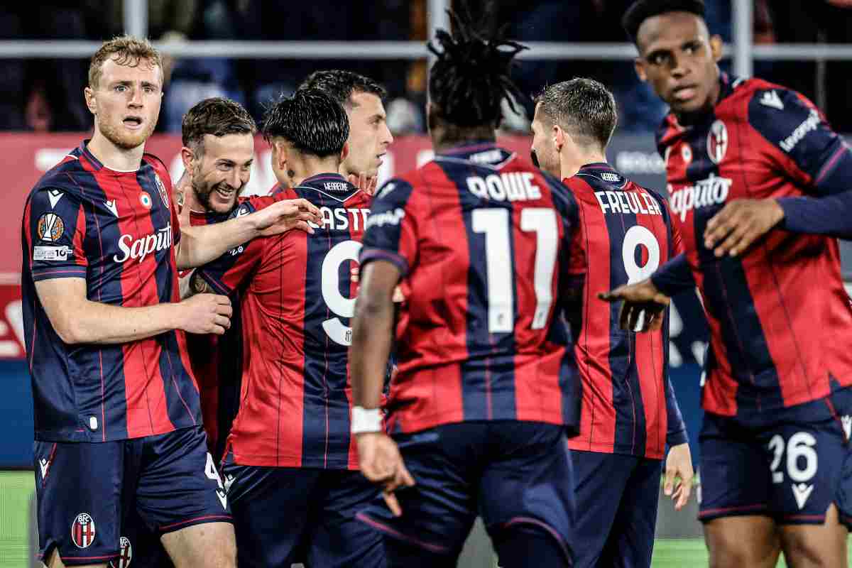 I giocatori del Bologna festeggiano dopo il gol di Berbnardeschi