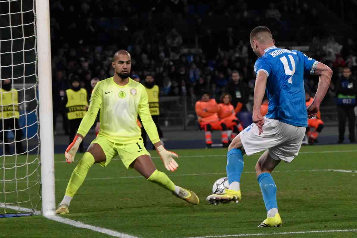 Il centrale del Napoli Buongiorno mentre cerca di segnare