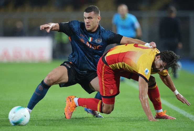 Buongiorno mentre contrasta un calciatore del Lecce