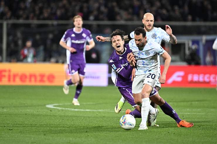 Calhanoglu durante la sfida con la Fiorentina