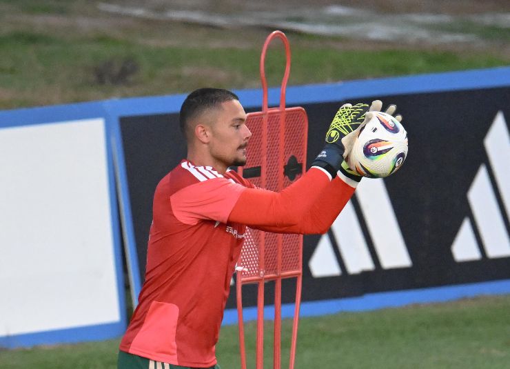 Elia Caprile del Cagliari mentre si allena con la nazionale di Gattuso