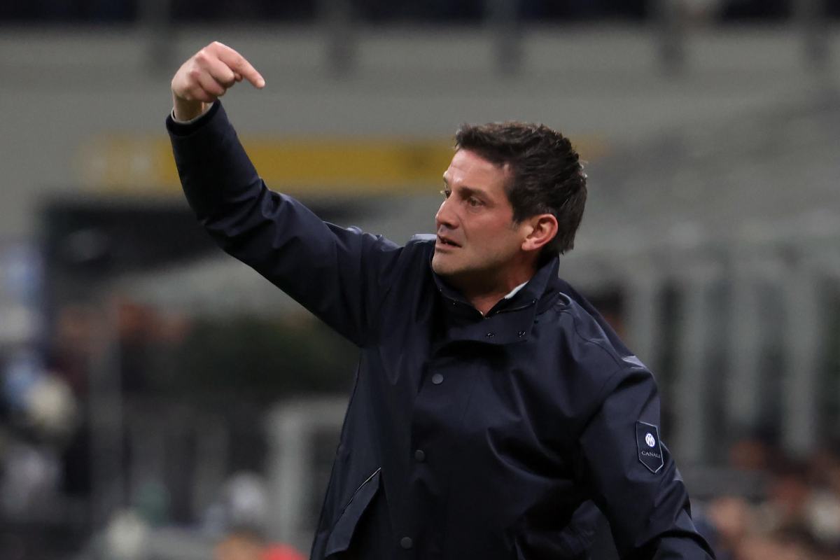 Chivu mentre dà disposizioni alla sua squadra