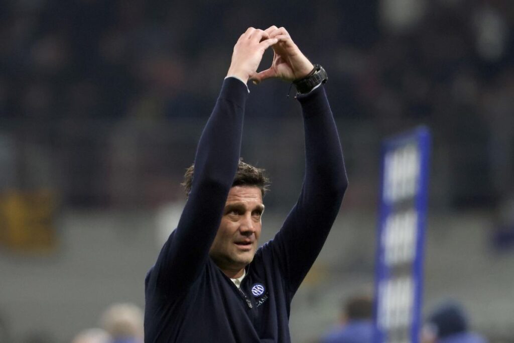 Chivu mentre ringrazia il pubblico alla fine di una gara vinta