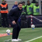 Chivu mentre sprona la sua squadra a fare meglio