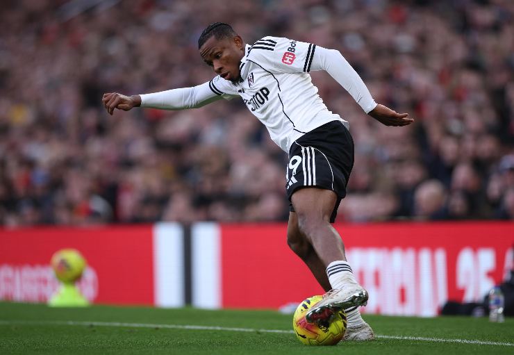 Samuel Chukwueze mentre gioca una gara con la maglia del Fulham