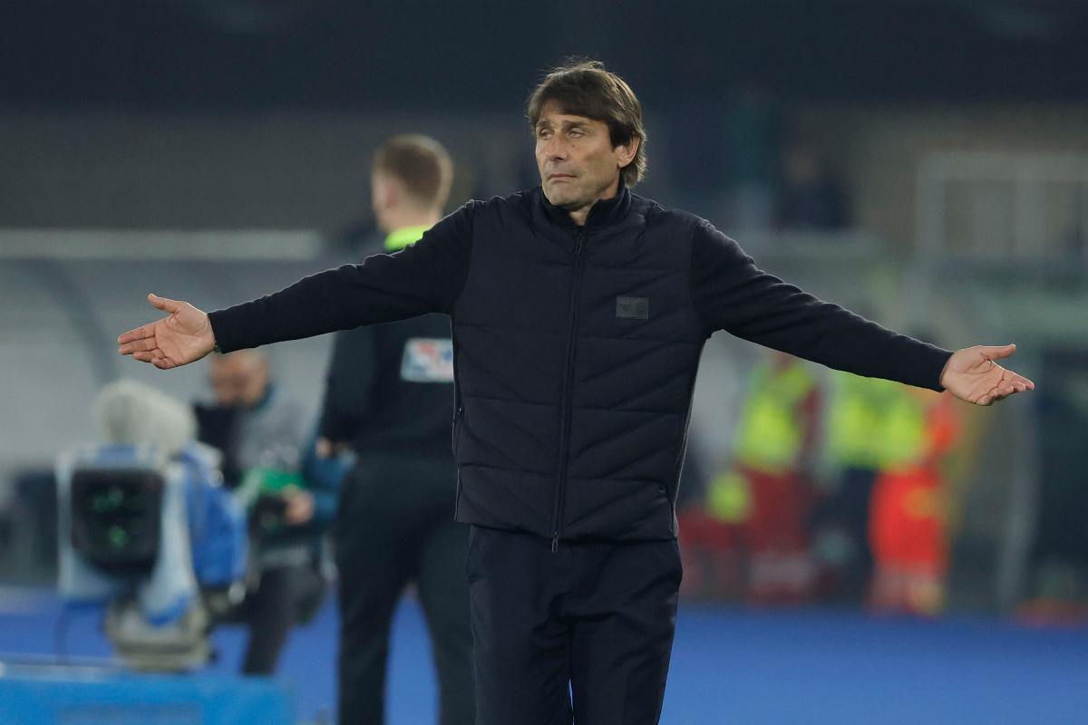 Antonio Conte mentre cerca di tranquillizzare i suoi giocatori