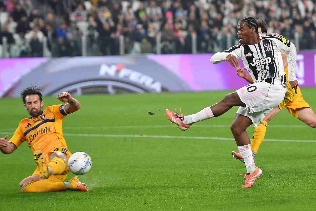 Jonathan David mentre effettua un tiro in area